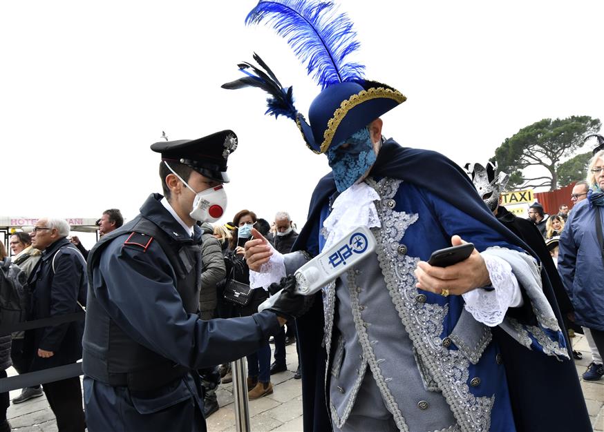 Έλεγχος για κοροναϊό στο καρναβάλι της Βενετίας/(AP Photo/Luigi Costantini)