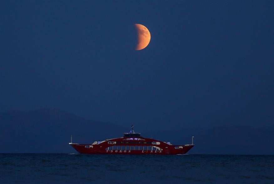 Μαγικές εικόνες από την ολική έκλειψη της Σελήνης Μαγικές εικόνες από την ολική έκλειψη της Σελήνης