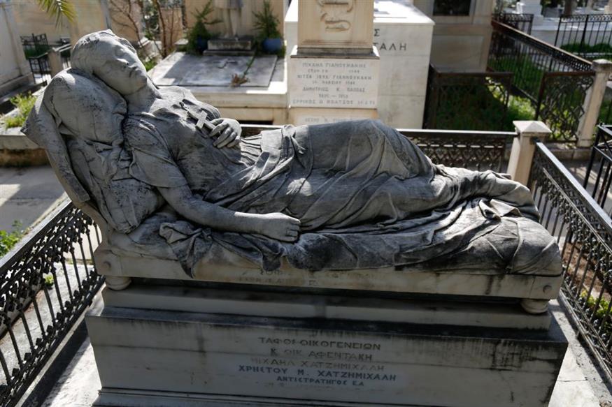 Η "Κοιμωμένη" του Γιαννούλη Χαλεπά που σκεπάζει τον τάφο της Σοφίας Αφεντάκη στο Α' Νεκροταφείο Αθηνών / Eurokinissi