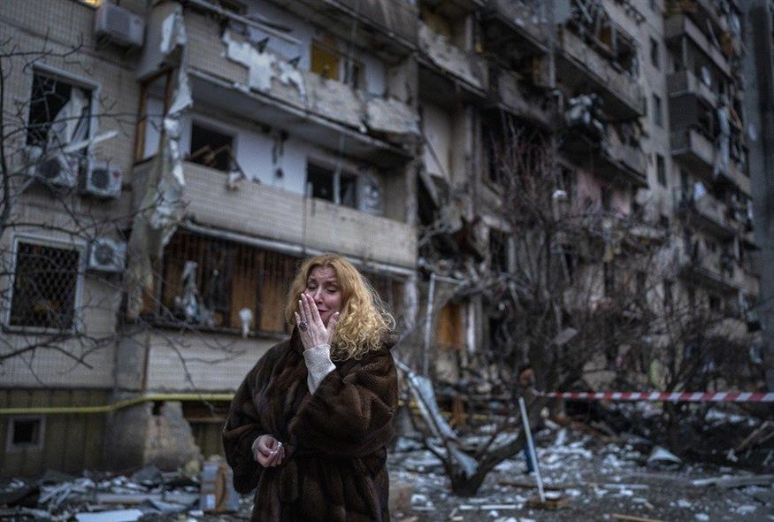 Κάτοικος του Κιέβου κλαίει δίπλα στο βομβαρδισμένο σπίτι της (Associated Press)