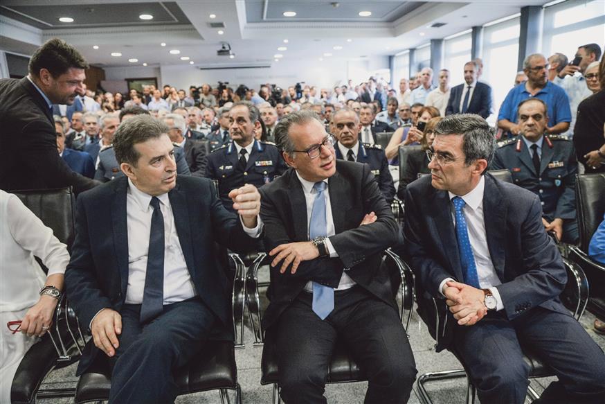Η πρώτη αξιολόγηση του έργου της νέας ηγεσίας του υπουργείου Προστασίας του Πολίτη (από αριστερά οι Μιχάλης Χρυσοχοΐδης, Γιώργος Κουµουτσάκος και Λευτέρης Οικονόµου) θα γίνει τον ερχόµενο Δεκέµβριο