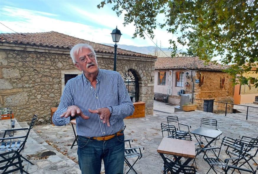 Ο Δημήτρης Καλλίας, γιος και εγγονός βυρσοδεψών, ζωντανεύει τη συνοικία με τις αφηγήσεις του | © Χριστίνα Τσαμουρά Ο Δημήτρης Καλλίας, γιος και εγγονός βυρσοδεψών, ζωντανεύει τη συνοικία με τις αφηγήσεις του | © Χριστίνα Τσαμουρά