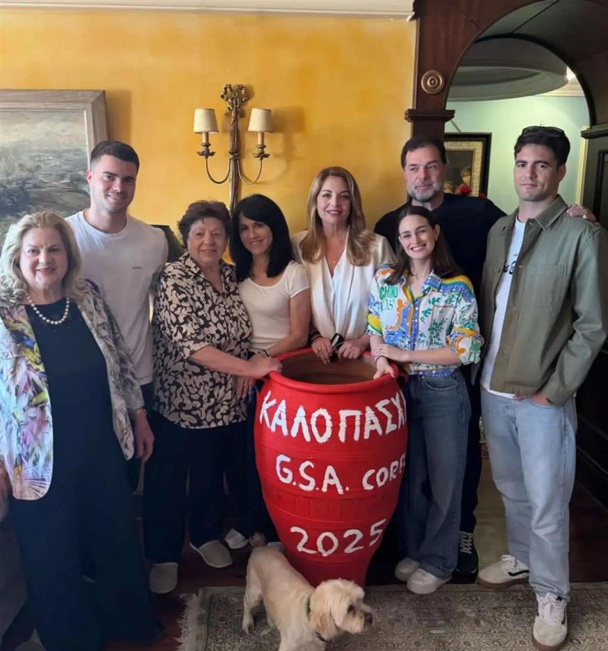 Η Άντζελα Γκερέκου μαζί με την οικογένειά της (Copyright: Instagram)