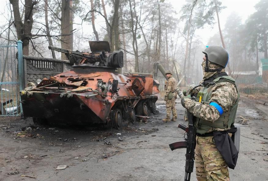 Ουκρανοί στρατιώτες εξετάζουν ένα κατεστραμμένο στρατιωτικό όχημα, στο Ιρπίν, κοντά στο Κίεβο, Ουκρανία / AP Photo/Efrem Lukatsky
