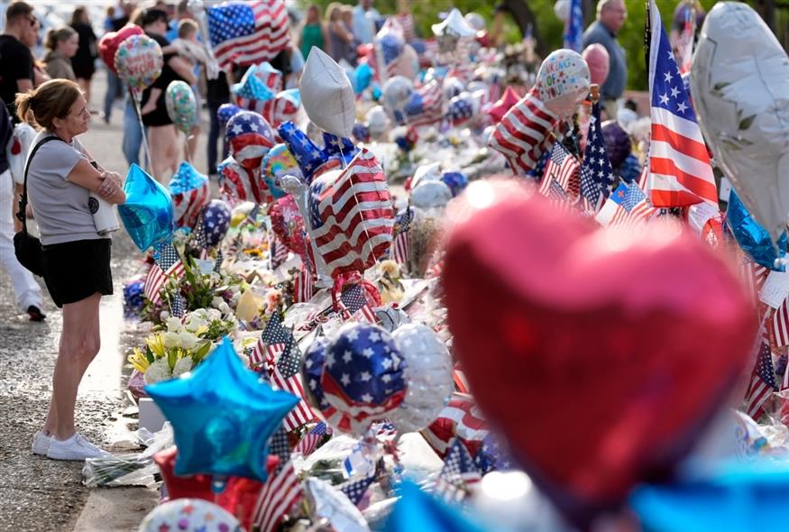 Νεκρώσιμη τελετή του Κερκ (AP)