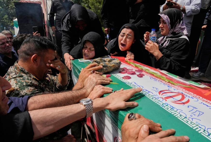 Ιράν: Δημόσιες κηδείες υψηλόβαθμων αξιωματικών και πυρηνικών επιστημόνων που σκοτώθηκαν στον πόλεμο με το Ισραήλ (AP)