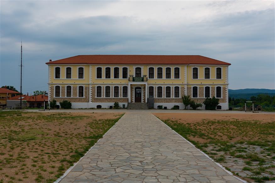 Γυμνάσιο Αρναίας: Μια από τις κτηριακές μονάδες του Δήμου Αριστοτέλη, η οποία ανακαινίστηκε στο πλαίσιο του προγράμματος κοινωνικών επενδύσεων της Ελληνικός Χρυσός