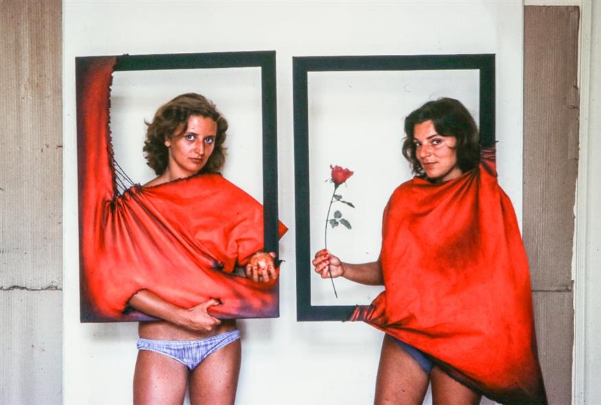 Η Julia Logothetis και φίλη της μέσα σε έργα του Στάθη Λογοθέτη, περ. 1975 - 1980 Ευγενική παραχώρηση της Julia Logothetis