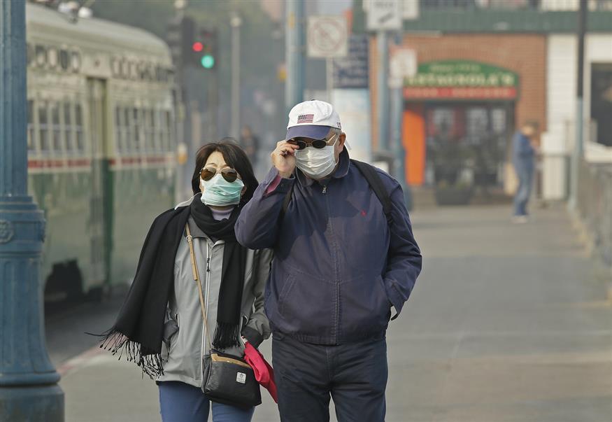 Άνθρωποι με μάσκες στους δρόμους του Σαν Φρανσίσκο λόγω της ατμοσφαιρικής ρύπανσης από της φωτιές στη Καλιφόρνια