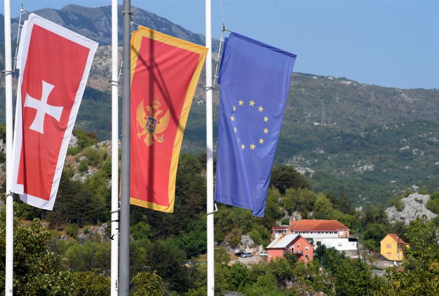 Σημαίες στο Μαυροβούνιο (AP Photo/Risto Bozovic)