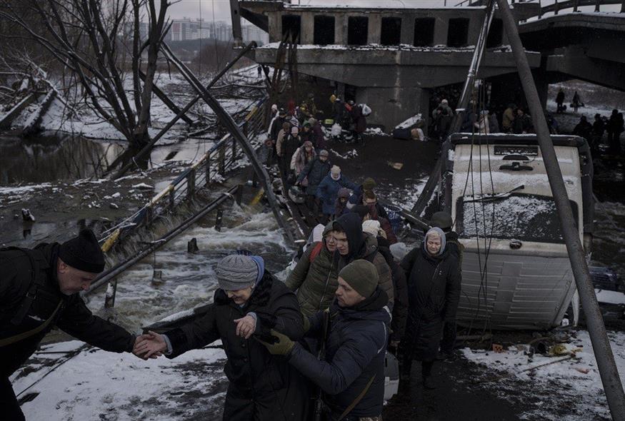 Ουκρανοί πολίτες εγκαταλείπουν το Ίρπιν (Associated Press)