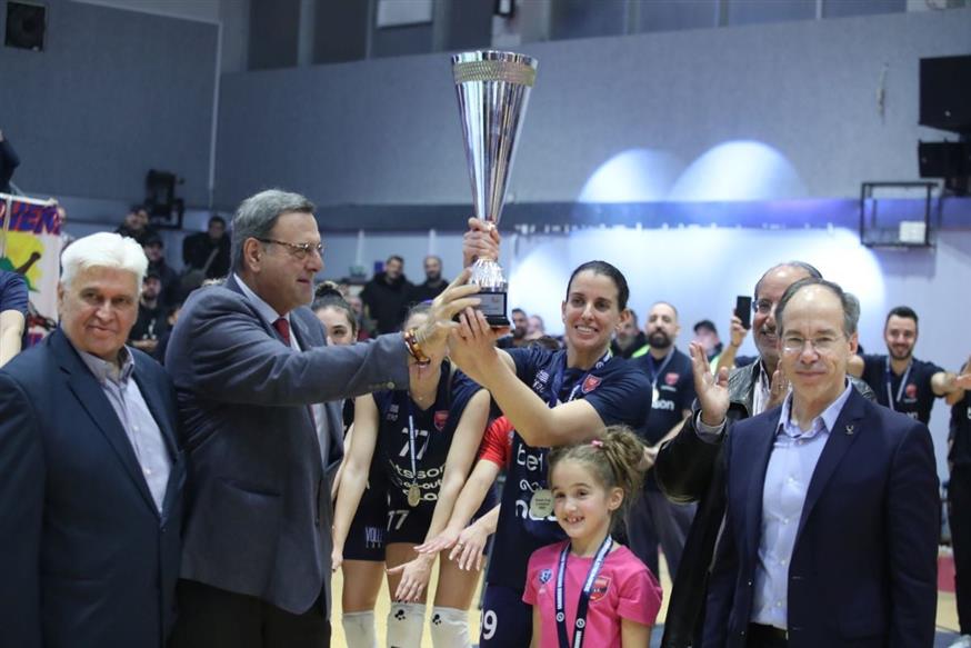 Η απονομή του Σούπερ Καπ πριν λίγες ημέρες από τον Ισίδωρο Κούβελο στην αρχηγό του Πανιωνίου Ιωάννα Καρέλια