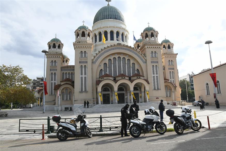 Σε αστυνομικό κλοιό ο ναός του Αγίου Ανδρέα στην Πάτρα (eurokinissi)