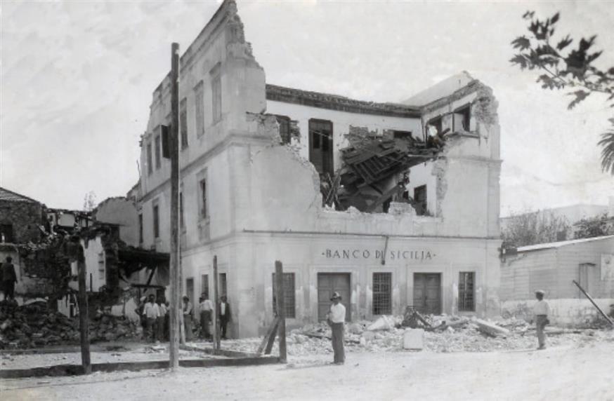 Τα ερείπια του κτιρίου που στέγαζε την ιταλική Τράπεζα Banco di Sicilia στο λιμάνι. (Συλλογή Αλ. Μαρκόγλου)