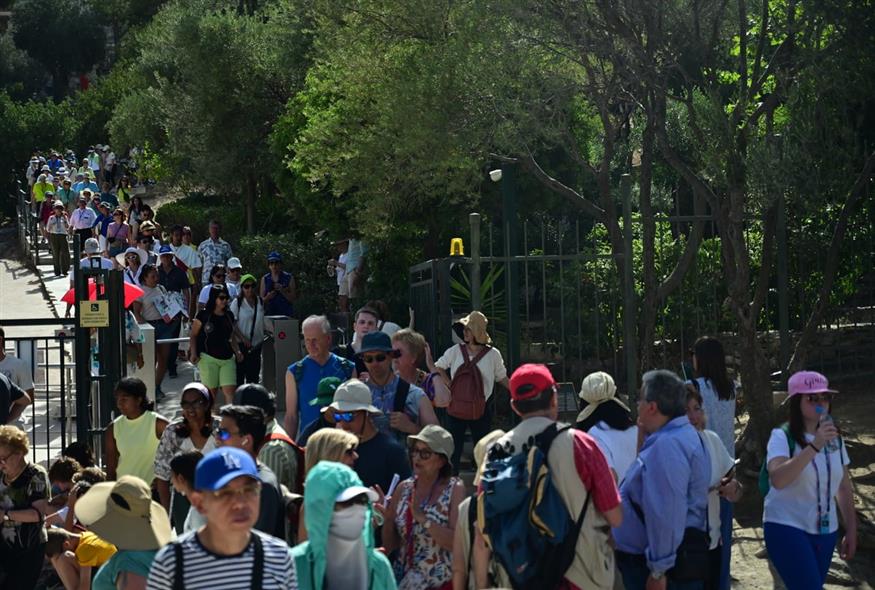 ΠεριγραφήΤουρίστες στην είσοδο του αρχαιολογικού χώρου της Ακρόπολης, Τετάρτη 12 Ιουνίου 2024. (ΚΩΣΤΑΣ ΤΖΟΥΜΑΣ/EUROKINISSI)