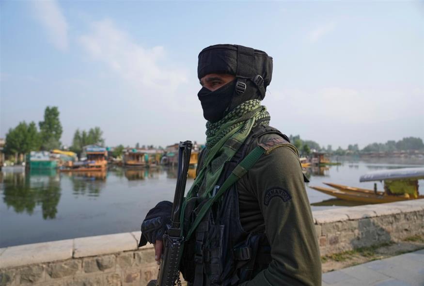 Ινδός στρατιώτης στο Κασμίρ (AP Photo/Mukhtar Khan)