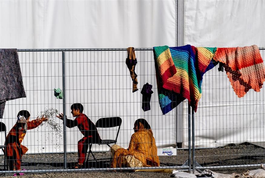 Παιδιά παίζουν με πέτρες σε καταυλισμό Αφγανών προσφύγων στο Νιού Τζέρσεϊ (Φωτογραφία αρχείου/AP Photo/Andrew Harnik)