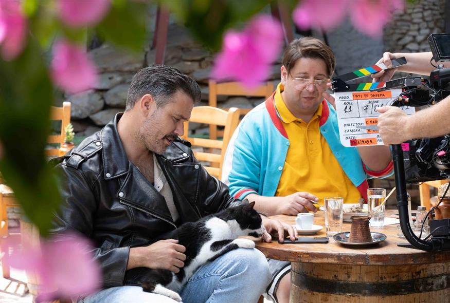 Στιγμιότυπο από τα γυρίσματα της σειράς «Γιατί ρε πατέρα;»