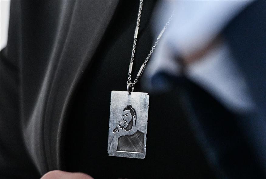 Η Μάγδα Φύσσα φοράει κολιέ με τον γιο της, Παύλο, που δολοφονήθηκε από τον χρυσαυγίτη Ρουπακιά (ΤΑΤΙΑΝΑ ΜΠΟΛΑΡΗ/EUROKINISSI)