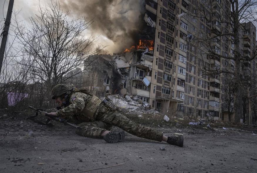 Η Ουκρανία διανύει τον δεύτερο χρόνο πολέμου με θλίψη, πόνο αλλά και στιγμές χαράς