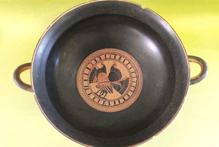 Η κύλικα με τους πετεινούς