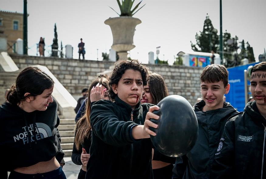 Δράση κατά της σχολικής βίας και του εκφοβισμού από μαθητές και μαθήτριες του Πειραματικού σχολείου Πανεπιστημίου Αθηνών στην πλατεία Συντάγματος
