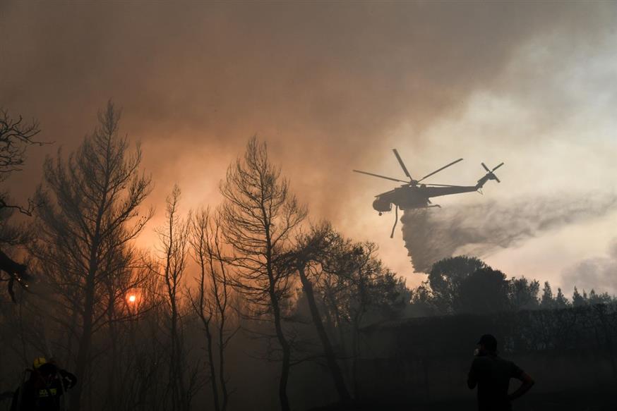 Στιγμιότυπο από τις προσπάθειες κατάσβεσης της μεγάλης πυρκαγιάς που σημειώθηκε τον Αύγουστο του 2021/EUROKINISSI/ΤΑΤΙΑΝΑ ΜΠΟΛΑΡΗ
