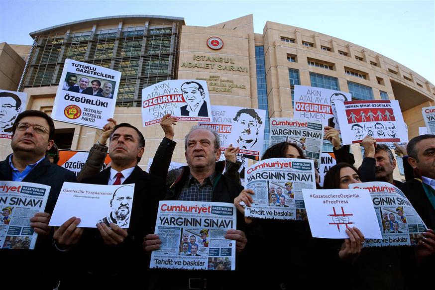 Διαμαρτυρία για τους φυλακισμένους δημοσιογράφους της Cumhuriyet/Copyright: AP Images