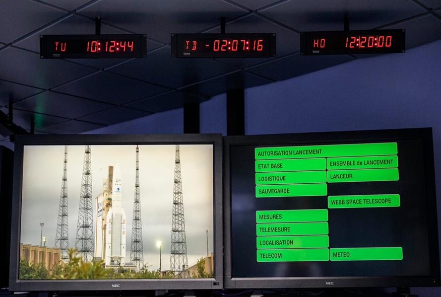 Οθόνες δείχνουν την τρέχουσα κατάσταση πριν από την εκτόξευση του πυραύλου Ariane 5 της Arianespace που μεταφέρει το διαστημικό τηλεσκόπιο James Webb της NASA / NASA/Bill Ingalls/NASA via AP