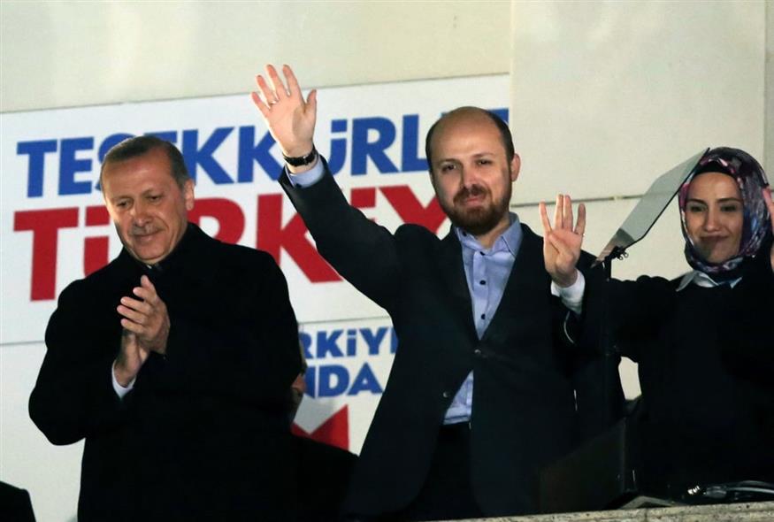 O Ρετζέπ Ταγίπ Ερντογάν με τον γιο του Μπιλάλ Ερντογάν και τη σύζυγό του (ΑP)