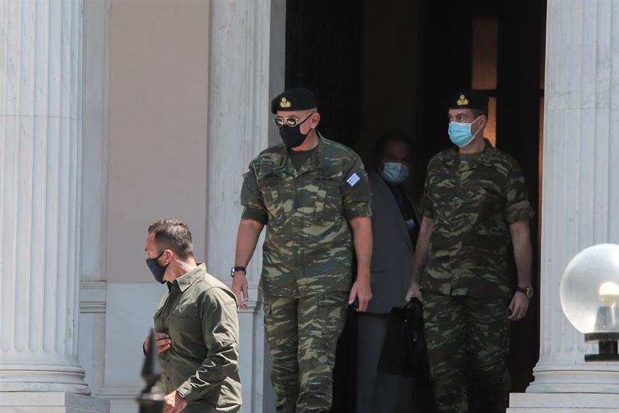 Αξιωματικοί των Ενόπλων Δυνάμεων εξέρχονται του Μεγάρου Μαξίμου έπειτα από συνεδρίαση του ΚΥΣΕΑ/ EUROKINISSI/ΒΑΣΙΛΗΣ ΡΕΜΠΑΠΗΣ