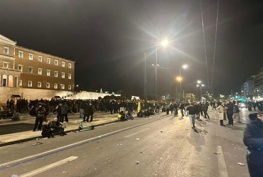 Κόσμος παραμένει στο σημείο που είναι γραμμένα τα ονόματα των θυμάτων (ethnos.gr/Μάγδα Μπακούση)