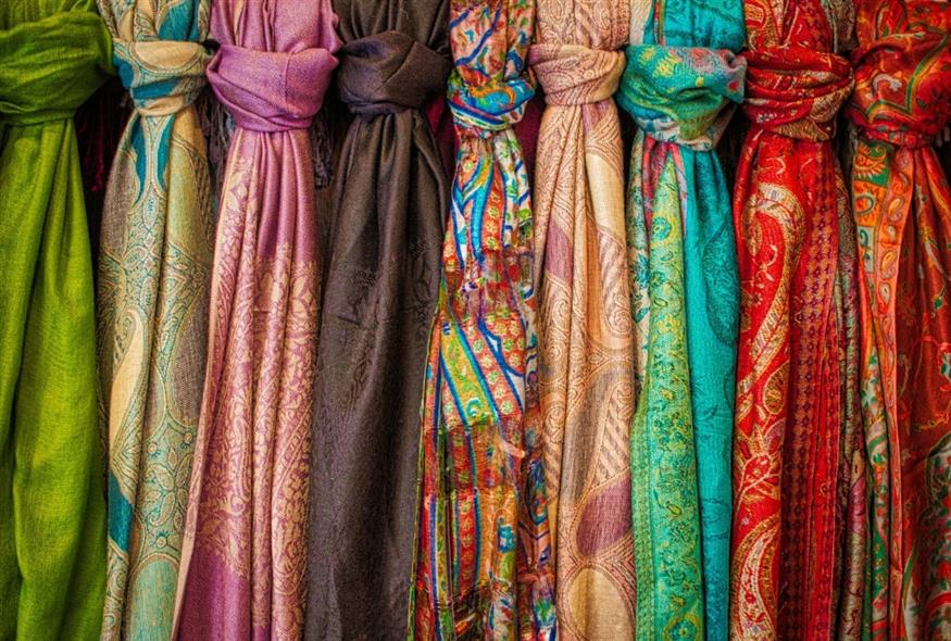 Μεταξωτά φουλάρια (Unsplash)