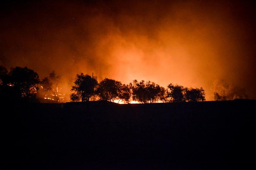 Στιγμιότυπο από τη φωτιά που ξέσπασε το βράδυ της Τρίτης στη Μόρια (Copyright: Eurokinissi/Παναγιώτης Μπαλάσκας)