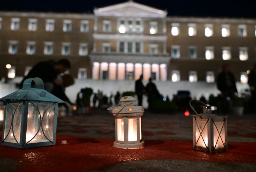 Συγκέντρωση έξω από τη Βουλή (ΤΑΤΙΑΝΑ ΜΠΟΛΑΡΗ/EUROKINISSI)