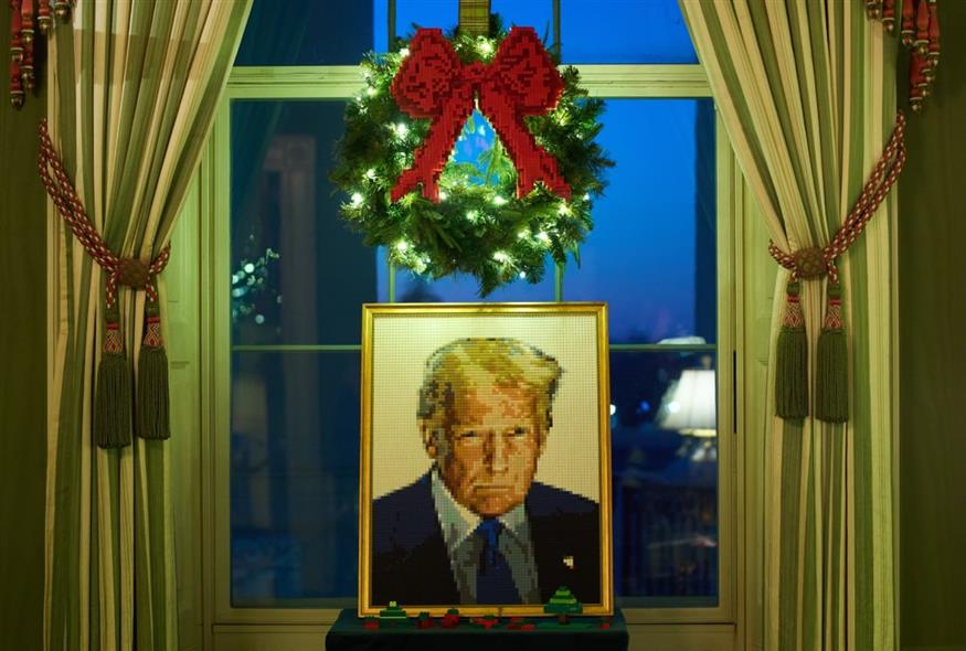 Πορτρέτο του Τραμπ σε χριστουγεννιάτικη διακόσμηση (AP Photo/Evan Vucci)