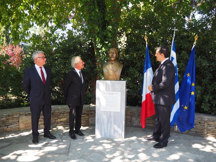 Ο περιφερειάρχης Κεντρικής Μακεδονίας Απόστολος Τζιτζικώστας (δεξιά), ο απόγονος της οικογένειας Αλλατίνι Laurent Dassault και ο γενικός πρόξενος της Γαλλίας στη Θεσσαλονίκη Philippe Ray θαυμάζουν την προτομή του Μωυσή Αλλατίνι (φωτ. Ντέπυ Χιωτοπούλου)
