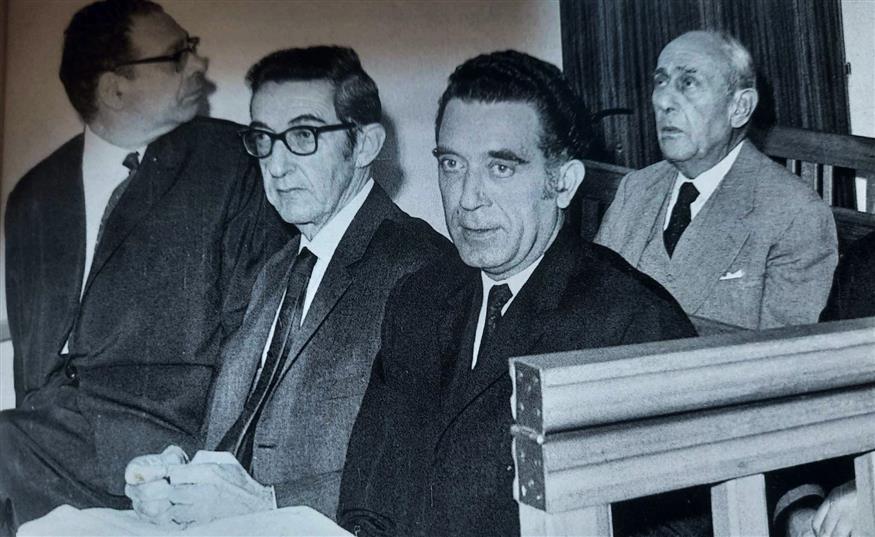 Στιγμιότυπο από τη δίκη του «Έθνους». Από αριστερά εικονίζονται οι Κ. Νικολόπουλος, Κ. Κυριαζής, Γ. Καψής και Κ. Οικονομίδης.
