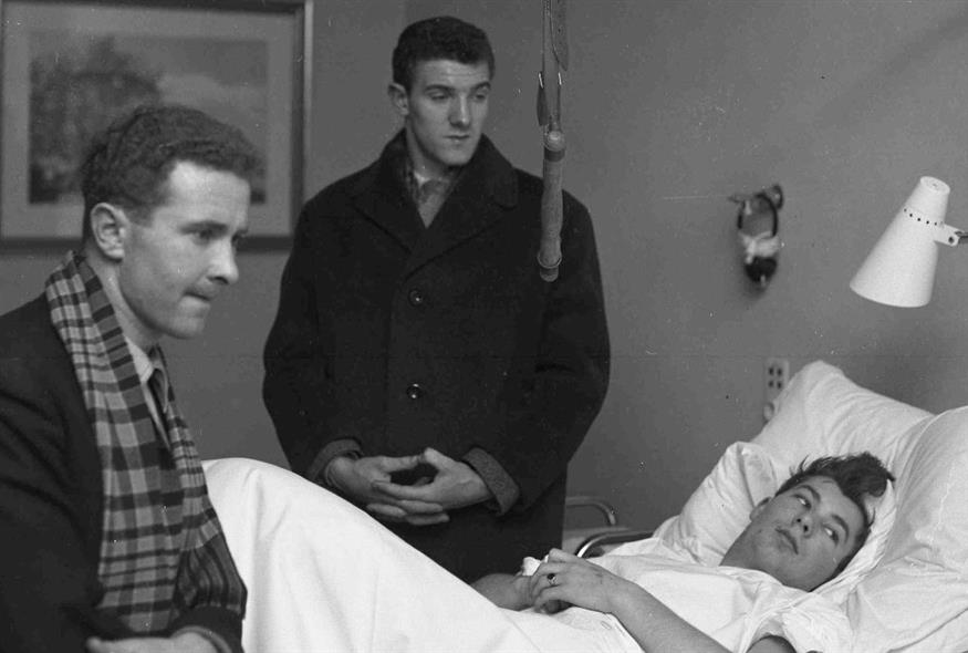 Ο Χάρι Γκρεγκ, αριστερά, και ο Μπίλι Φουλκς, μιλούν με τον συμπαίκτη τους Κεν Μόργκαν που νοσηλευόταν στο νοσοκομείο του Μονάχου. /copyright Ap Photos