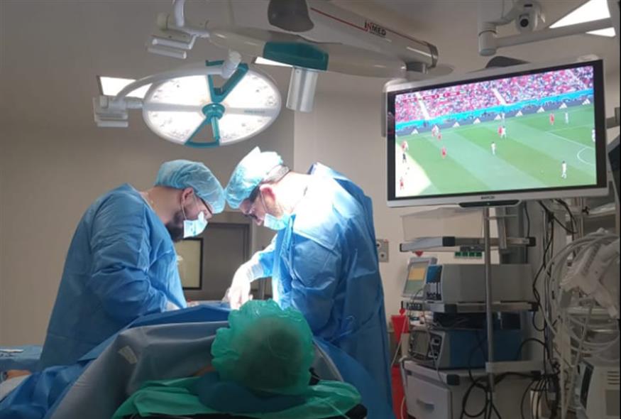 Ασθενής βλέπει Μουντιάλ στο χειρουργείο (Facebook)