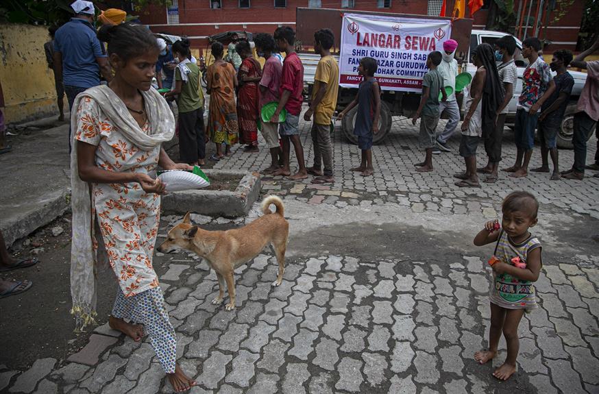 Εικόνα από την καθημερινότητα στην Ινδία (AP Photo/Anupam Nath)