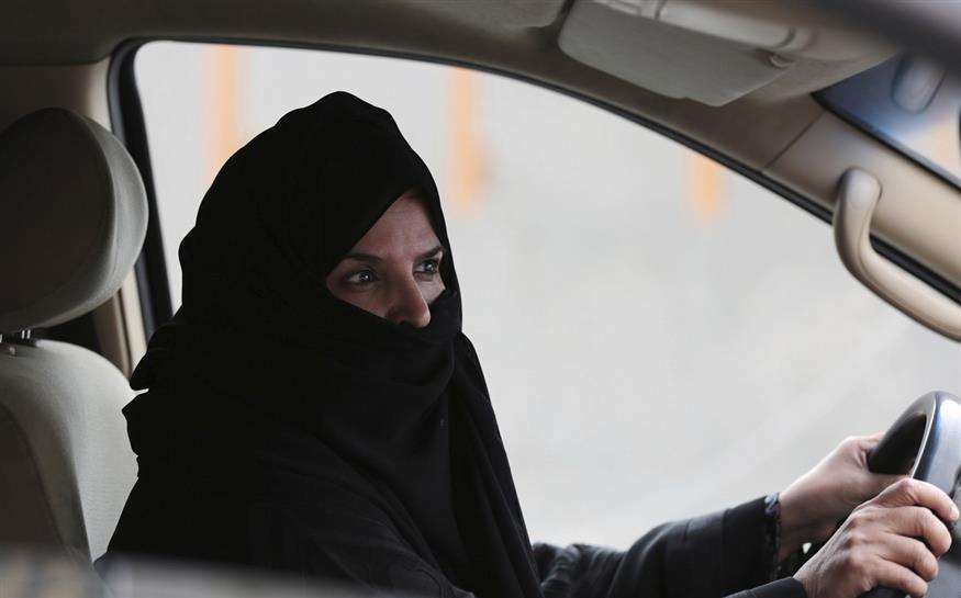 Γυναίκα που οδηγεί στη Σ. Αραβία - μεγάλη πρόοδος. Εάν έχει και κινητό, θα μάθει ότι χώρισε  (AP Photo/Hasan Jamali, FILE)