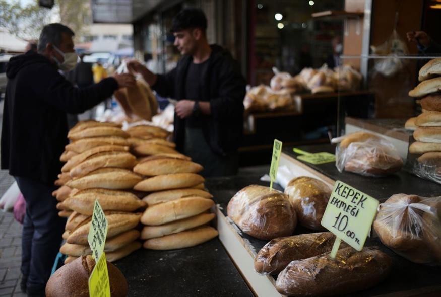 Ράφια με ψωμί στην Τουρκία (AP Photo/Burhan Ozbilici)