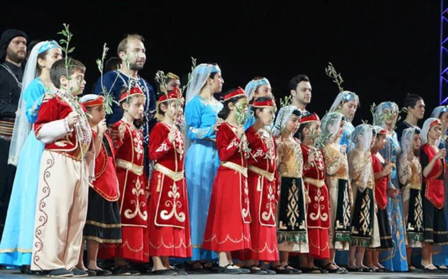 Παιδιά και ενήλικες με τις φορεσιές του Πόντου και της Αρμενίας στην εκδήλωση για τη Γενοκτονία που διοργάνωσε στους Στύλους του Ολυμπίου Διός το υπουργείο Εθνικής Άμυνας, το 2016 (φωτ.: ΥΠΕΘΑ)
