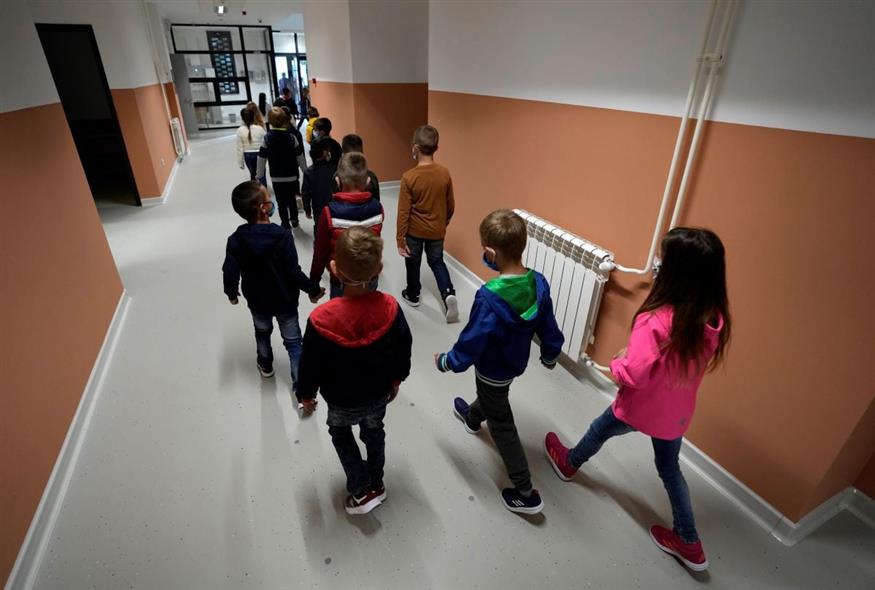 Παιδιά σε σχολείο με τις μάσκες τους (AP Photo/Darko Vojinovic)