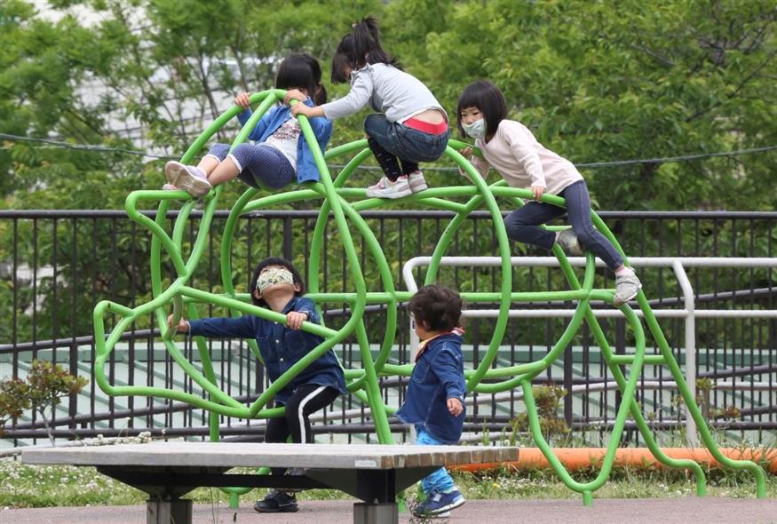 Παιδιά παίζουν σε παιδική χαρά στην πόλη Γιοκοχάμα (AP Photo/Koji Sasahara)