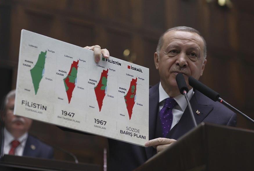 Ο πρόεδρος της Τουρκίας δείχνει χάρτες των εδαφών της Παλαιστίνης ανά τα χρόνια (φωτογραφία αρχείου / Associated Press)
