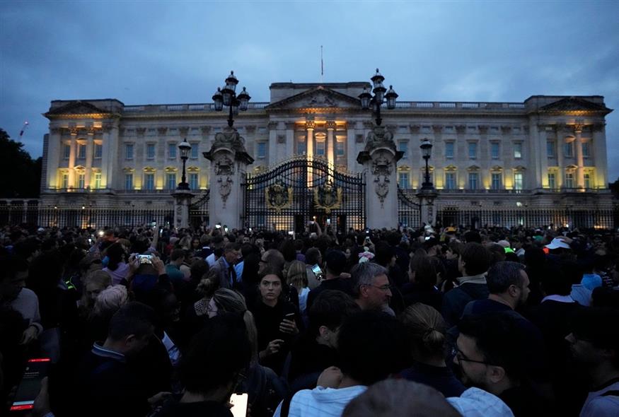 Θρήνος στη Βρετανία - Συγκεντρώσεις έξω από τα Παλάτια/ ΑP