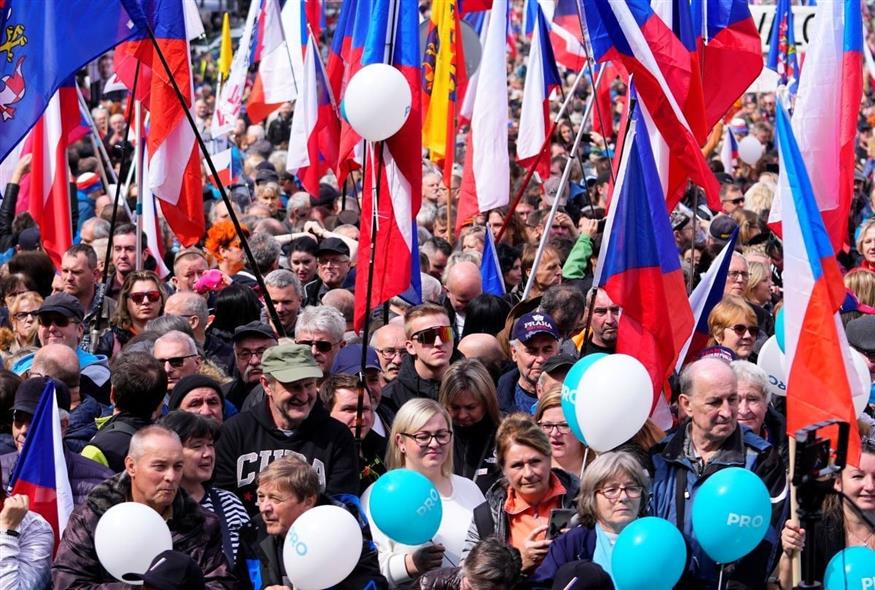 Αντικυβερνητική διαδήλωση στην Πράγα (Associated Press)