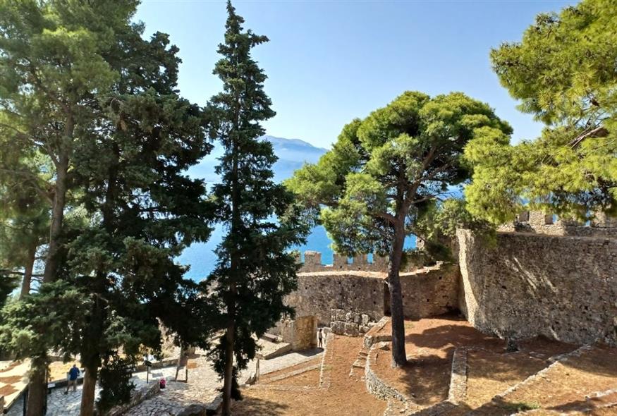 Υπέροχη φύση και ιστορία δίνουν ραντεβού στο Κάστρο της Ναυπάκτου | © Χριστίνα Τσαμουρά